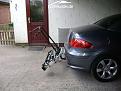Abgeklappter Fahrradtrger ohne Fahrrder. In dieser Stellung ist ein Fahren desDaches sowie eine Beladung des Kofferraumes ohne Probleme mglich.